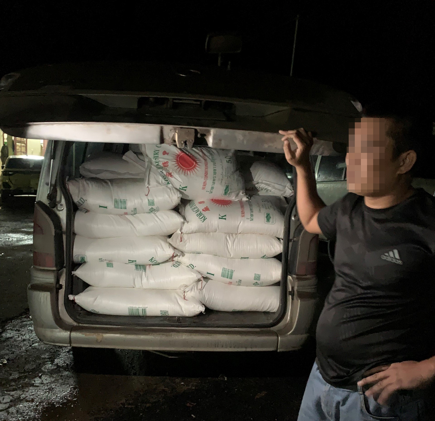 Một ô tô tải van bị bắt giữ do vận chuyển đường kính trắng nhập lậu. Ảnh: CA