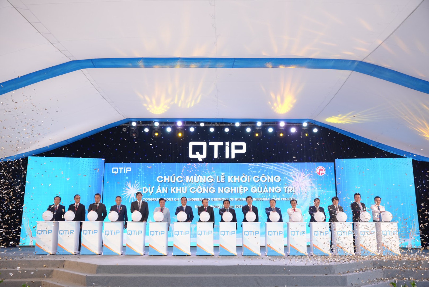 Lãnh đạo các bộ, ngành và tỉnh Quảng Trị bấm nút khởi công dự án.