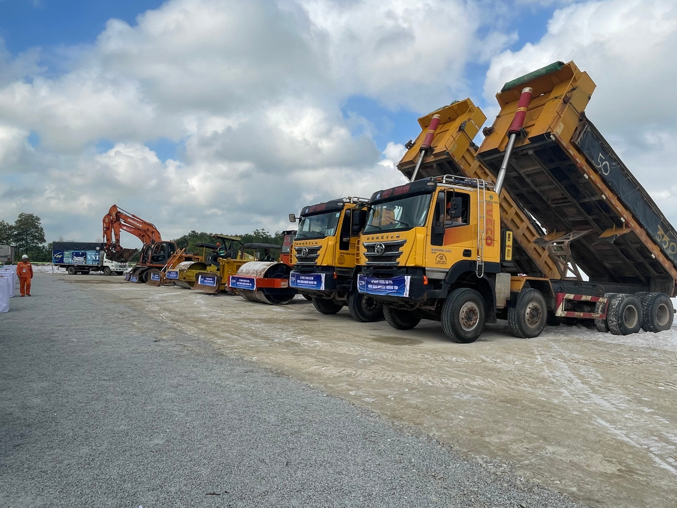 Phương tiện cơ giới thi công Dự án Khu công nghiệp Quảng Trị.