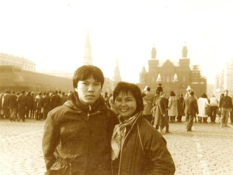 Xuân Quỳnh và Lưu Quang Định (em trai nhà thơ Lưu Quang Vũ, hiện làTBT báo Nông thôn ngày nay), Matxcơva 1987