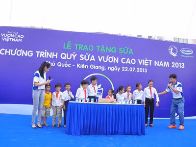 Các em cùng chơi những trò chơi vui nhộn cùng với Đại sứ của chương trình Hoa hậu Hương Giang và Nghệ sĩ hài Xuân Bắc. Các em cùng chơi những trò chơi vui nhộn cùng với Đại sứ của chương trình Hoa hậu Hương Giang và Nghệ sĩ hài Xuân Bắc