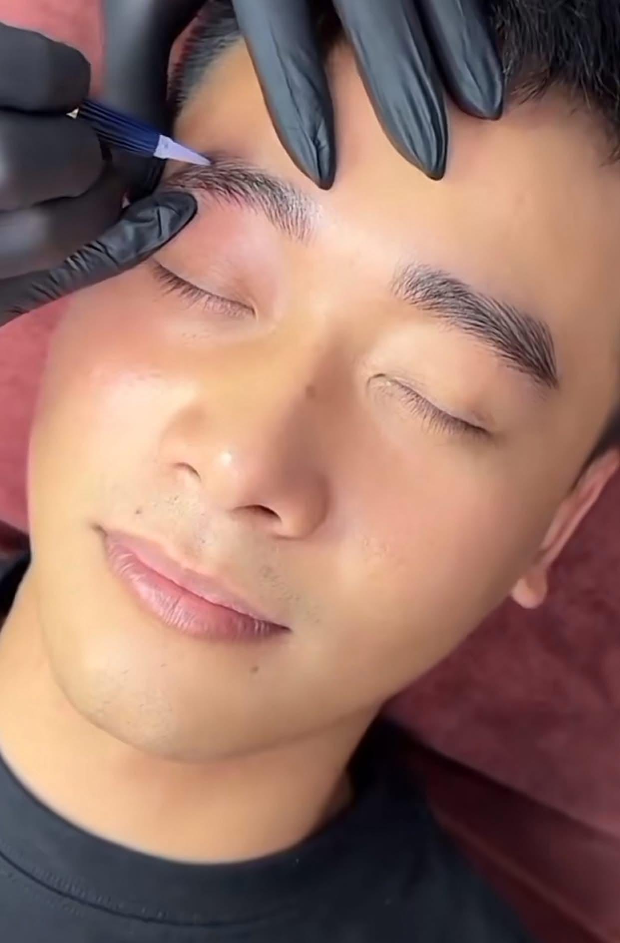 Quang Linh Vlogs từng khoe với Hằng Du Mục về việc đi làm chân mày phong thủy trị giá 85 triệu đồng trước khi cả hai bị bắt.