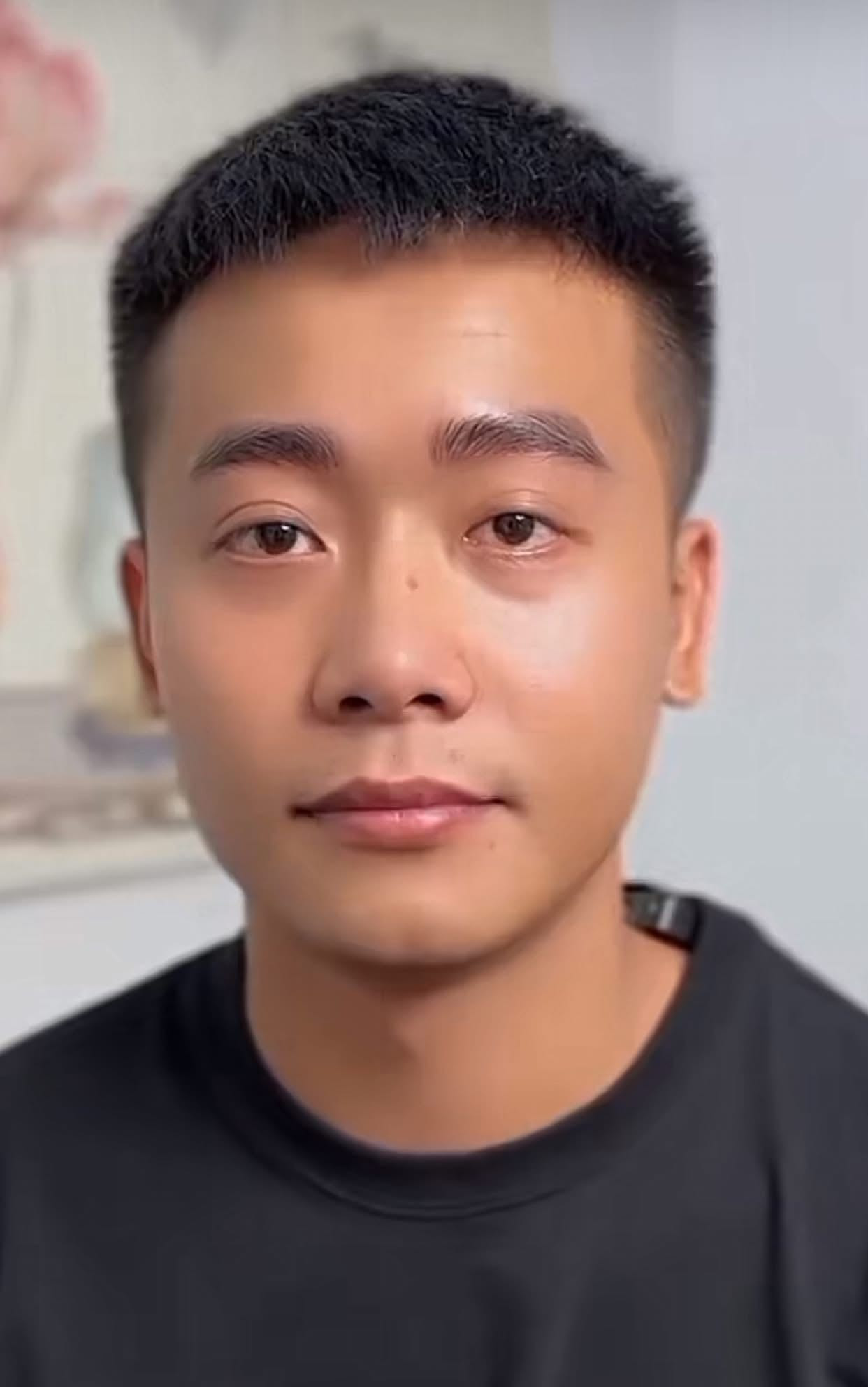 Quang Linh Vlogs từng khoe với Hằng Du Mục về việc đi làm chân mày phong thủy trị giá 85 triệu đồng trước khi cả hai bị bắt.