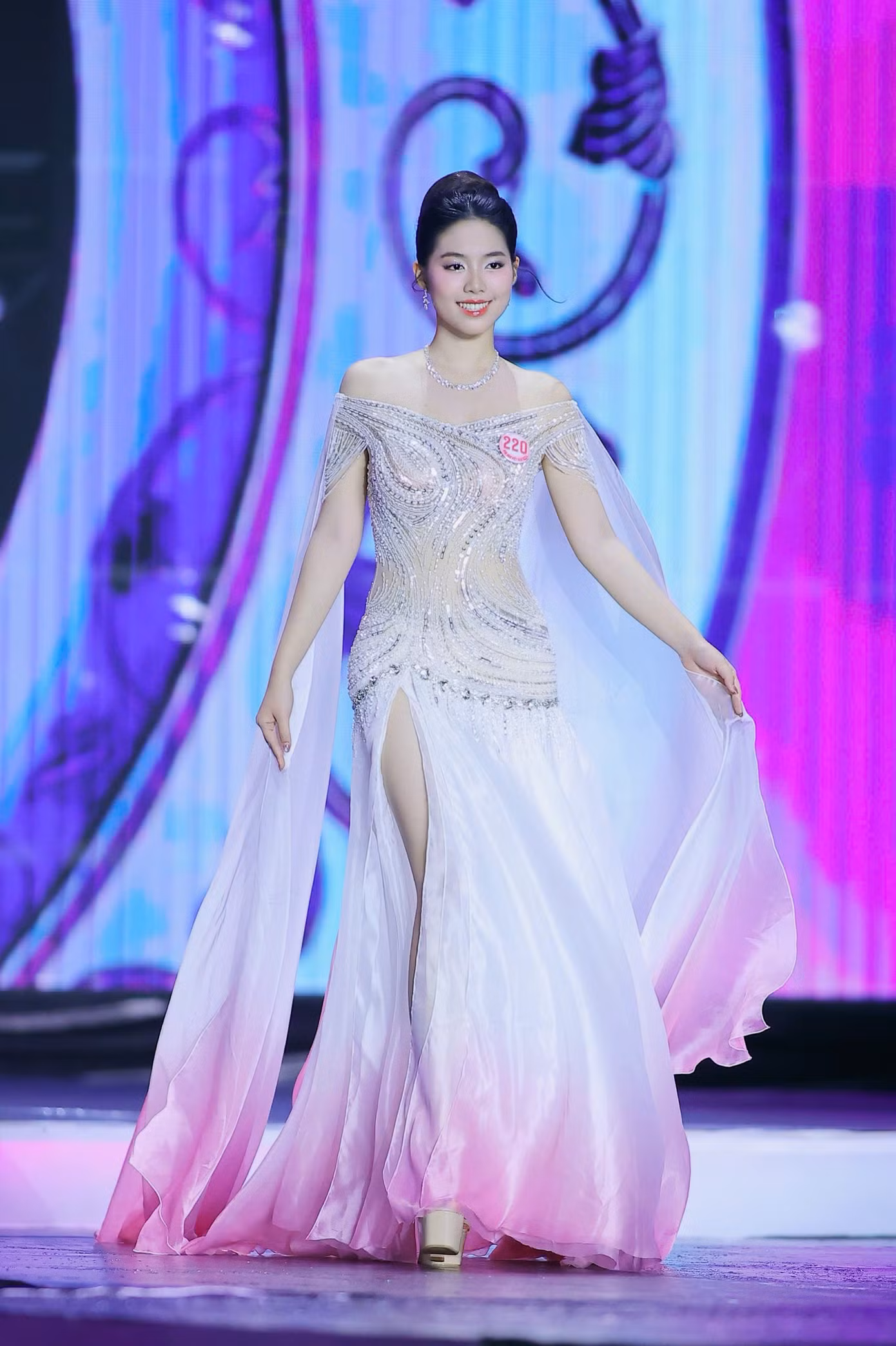 "Tôi hiểu mình cần nỗ lực nhiều hơn để xứng đáng với tình cảm và sự tin tưởng của khán giả, lan tỏa hình ảnh tích cực đến cộng đồng. Nhiều người biết đến tôi với hình ảnh thiếu úy quân nhân chuyên nghiệp. Tôi biết ơn vì hình ảnh người lính, đặc biệt là nữ quân nhân, được công chúng quan tâm và đón nhận", Châu Anh nói.