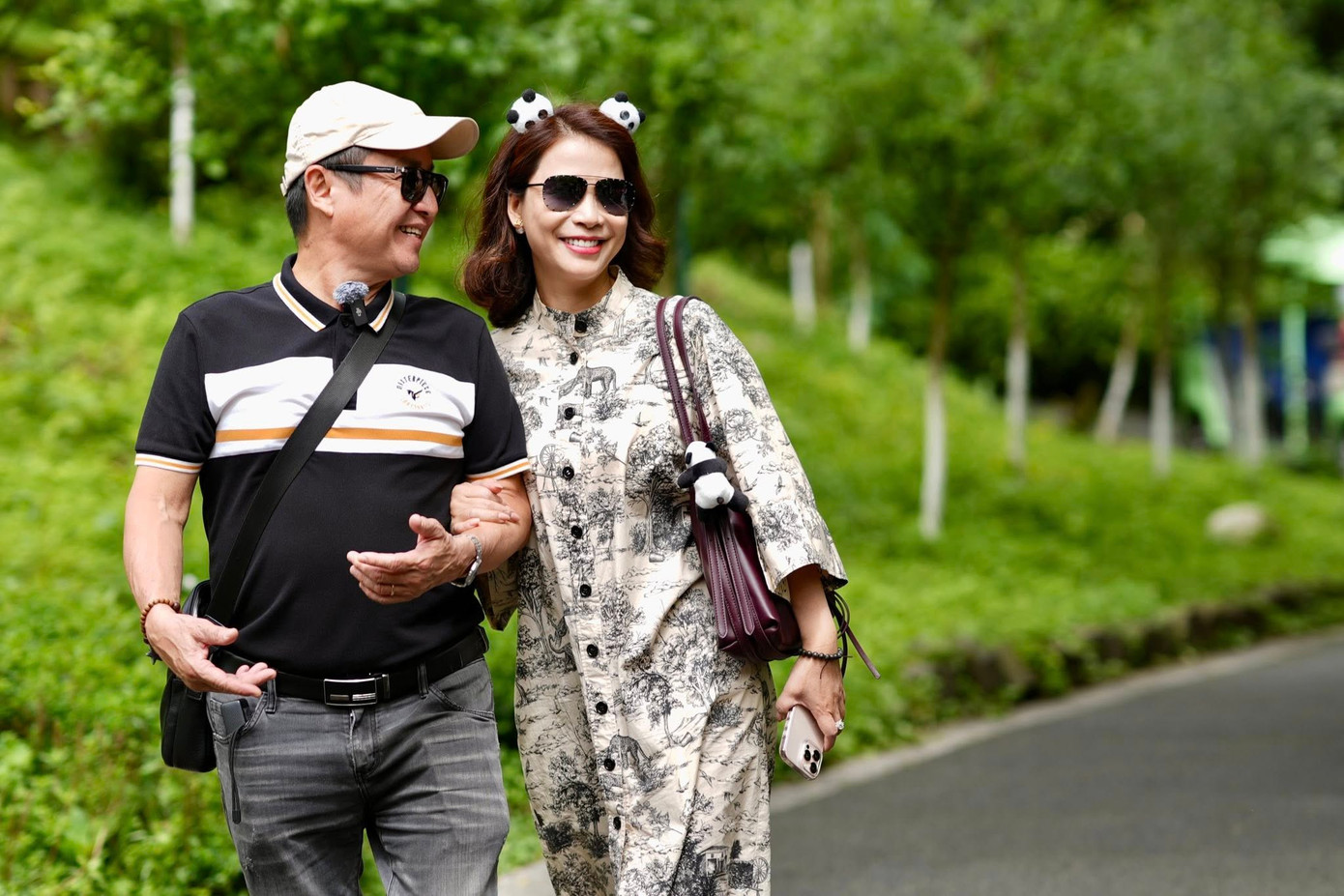 NSƯT Chí Trung và bạn gái kém 17 tuổi - doanh nhân Ý Lan. NSƯT Chí Trung và bạn gái kém 17 tuổi - doanh nhân Ý Lan.