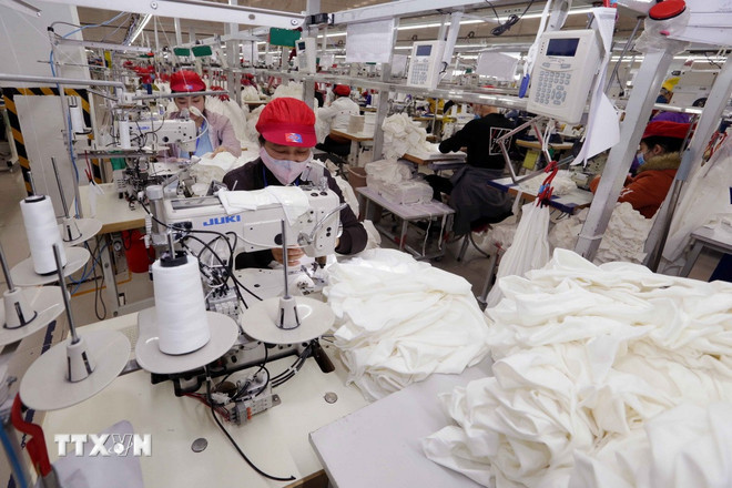 May hàng xuất khẩu tại Công ty may Tinh Lợi (Hải Dương.) (Ảnh: Trần Việt/TTXVN) May hàng xuất khẩu tại Công ty may Tinh Lợi (Hải Dương.) (Ảnh: Trần Việt/TTXVN)