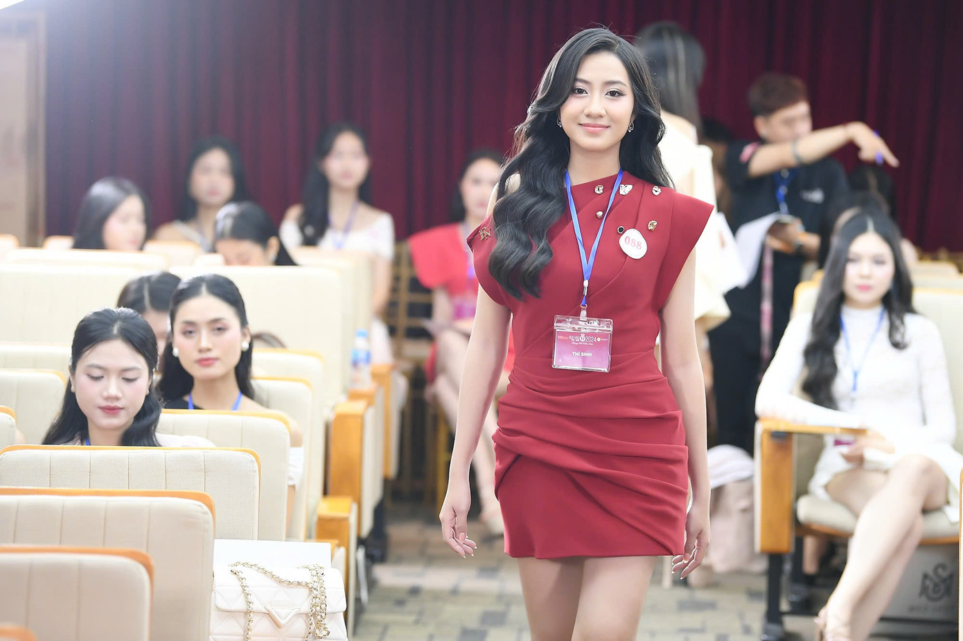 Theo Trúc Linh, sau khi cô đăng quang, không chỉ bản thân mà gia đình cũng nhận được sự quan tâm của dư luận. “Tôi vui khi đọc được những bình luận tích cực của hàng xóm nói về mình cũng như gia đình. Gia đình tôi luôn sống vì mọi người và được bà con hàng xóm đón nhận, yêu thương. Chắc chắn bố mẹ vừa vui và áp lực, giống như tôi”, Trúc Linh nói.