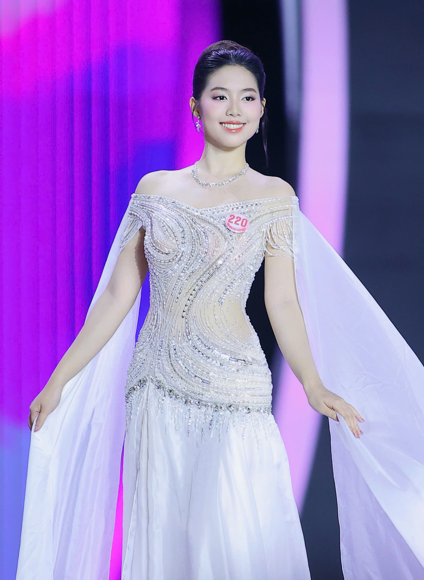 "Tôi hiểu mình cần nỗ lực nhiều hơn để xứng đáng với tình cảm và sự tin tưởng của khán giả, lan tỏa hình ảnh tích cực đến cộng đồng. Nhiều người biết đến tôi với hình ảnh thiếu úy quân nhân chuyên nghiệp. Tôi biết ơn vì hình ảnh người lính, đặc biệt là nữ quân nhân, được công chúng quan tâm và đón nhận", Châu Anh nói.