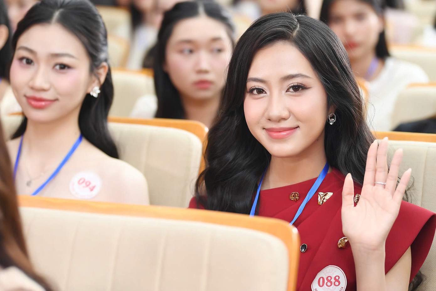 Sau khi Hà Trúc Linh đăng quang Hoa hậu Việt Nam 2024, loạt ảnh cô xuất hiện ở vòng sơ khảo phía Nam bất ngờ được chia sẻ nhiều trên các diễn đàn sắc đẹp.