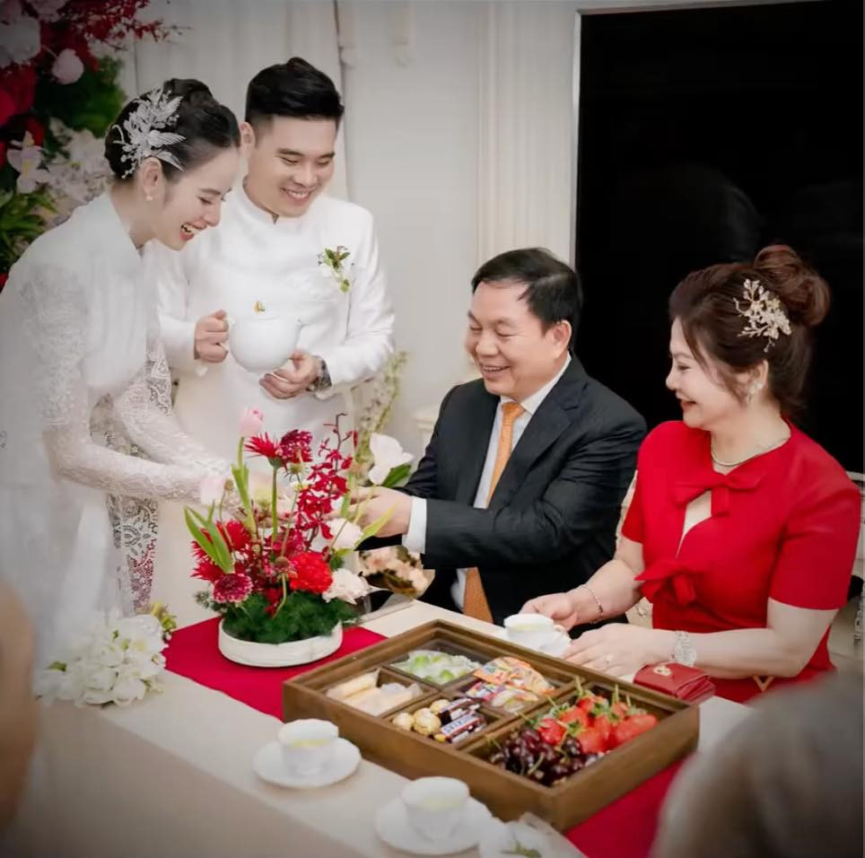 Hương Liên và chồng sắp cưới trong lễ ăn hỏi hồi tháng 6.