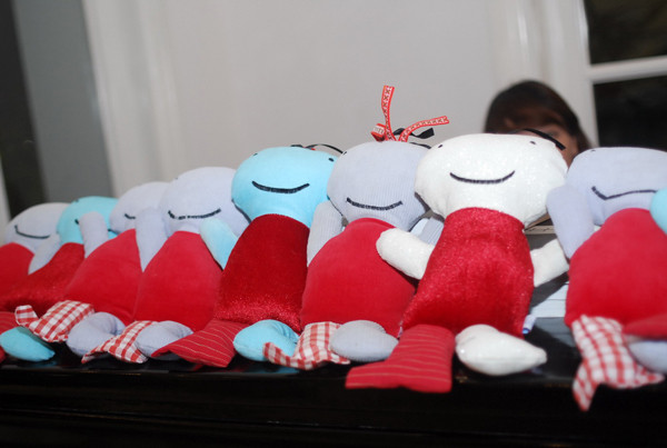 Những con búp bê được trả giá 500 nghìn đồng để ủng hộ quỹ