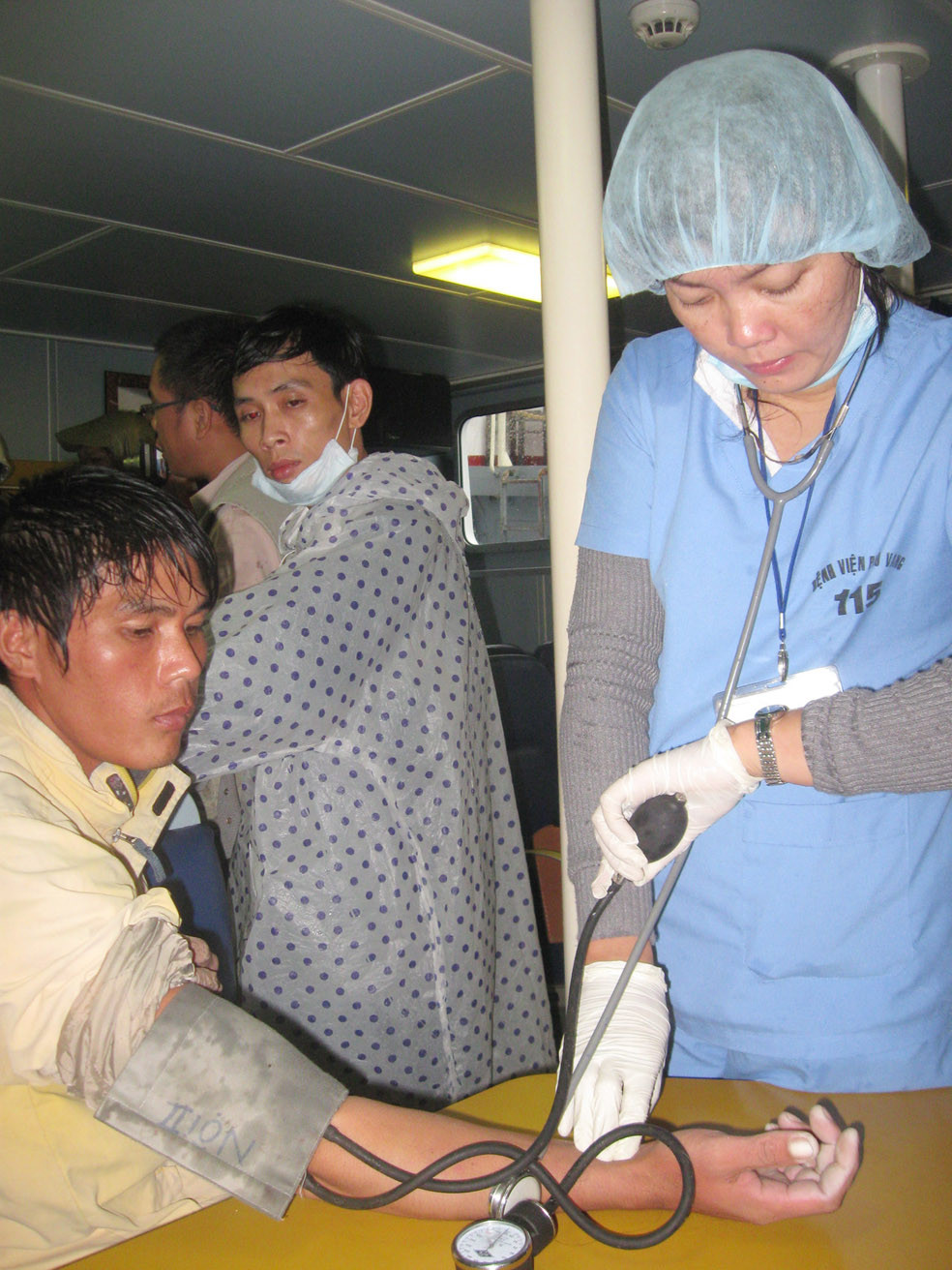 Ngư dân Trần Văn Thành đang được kiểm tra sức khỏe trên tàu SAR 412