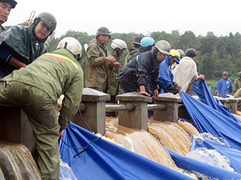 Lực lượng phòng chống bão lụt Ea H’leo (Đăk Lăk) dùng bạt ngăn lũ . Lực lượng phòng chống bão lụt Ea H’leo (Đăk Lăk) dùng bạt ngăn lũ