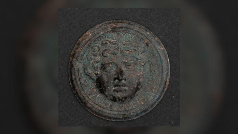 Tượng nàng tiên cá bằng đồng được trang trí ở đầu giường khu mộ cổ 2.100 năm trước.