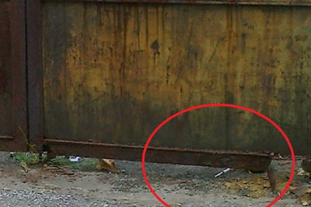 Tòa nhà 300 Kim Mã bỏ hoang, nên trở thành tụ điểm của tệ nạn. Trong ảnh là một bơm kim tiêm bị vứt lại