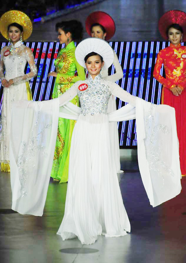 Các thí sinh duyên dáng trong phần thi Áo dài. Ảnh: Thuận Phong