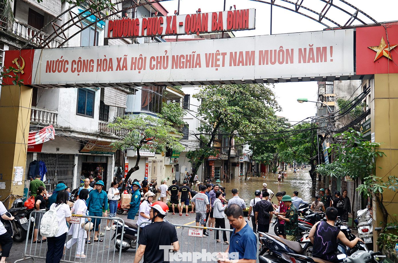 UBND phường Phúc Xá đã huy động nhiều lực lượng... tham gia công tác phòng chống lụt bão, giúp đỡ người dân di chuyển ra vào khu vực; vận chuyển đồ đạc và nhu yếu phẩm.