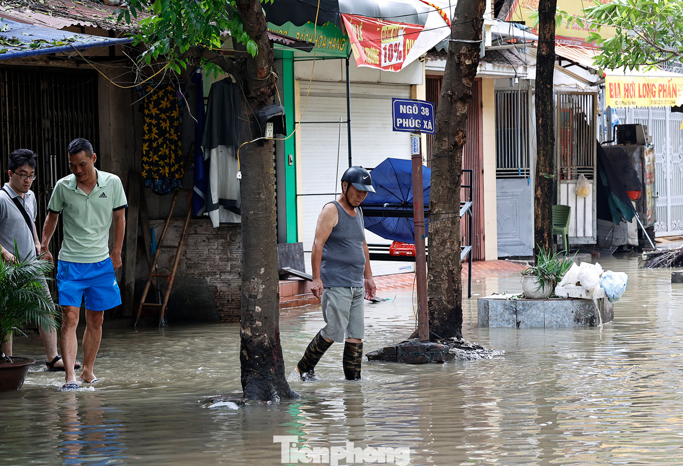 Chú Nguyễn Chung nhà ở trong ngõ số 38 Phúc Xá cho biết: " Ngày hôm qua trong nhà tôi ngập đến ngang lưng, điện nước bị cắt hết cho đến sáng nay mực nước rút xuống tôi mới ra ngoài mua đồ ăn, cuộc sống đảo lộn hết cả".
