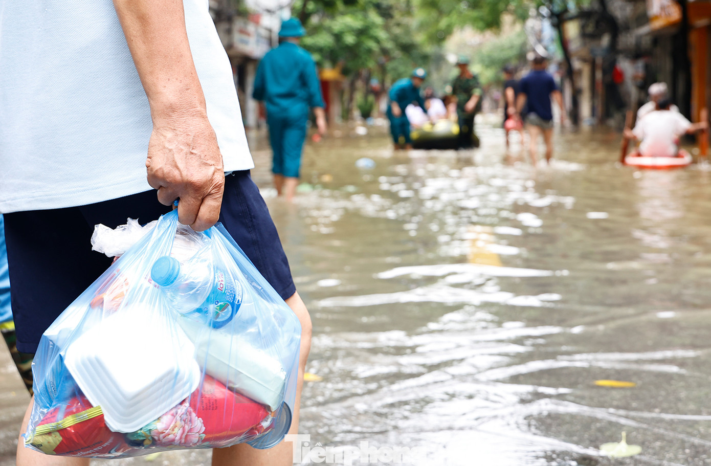 Thức ăn nước uống là nhu cầu lớn nhất của người dân lúc này.