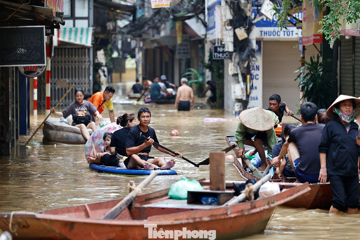 Tại phố Thanh Yên -Phúc Tân, người dân chèo thuyền để vận chuyển người và nhu yếu phẩm ra vào những nhà bị ngập nặng.