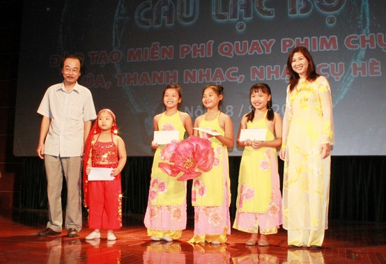 Bà Vũ Thị Mai Phương – Giám đốc Trung tâm Văn hóa Kim Đồng cùng lãnh đạo Sở VHTT&DL trao phần thưởng cho các học viên đạt thành tính xuất sắc.