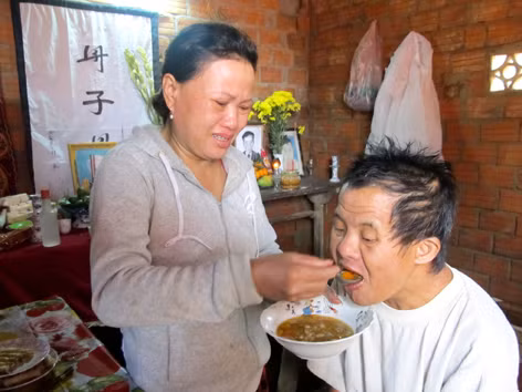 Đã qua 40 tuổi nhưng khi ăn uống, anh Ngọc vẫn phải nhờ người bón