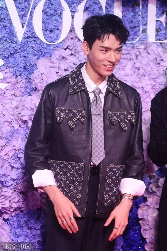Mỹ nam &quot;Sơn Hà Lệnh&quot; Cung Tuấn sành điệu với áo khoác da của LV.