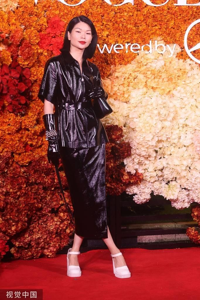 Siêu mẫu Lã Yến chất ngầu với váy da. Đôi giày trắng tạo điểm nhấn cho set đồ chỉ toàn màu đen.