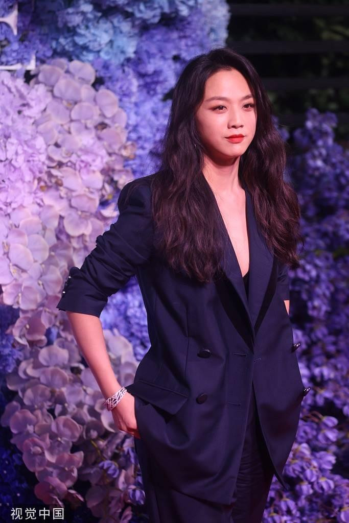 Thang Duy ra dáng &quot;chị đại&quot; quyền lực, cá tính khi kết hợp vest và jumpsuit đen.