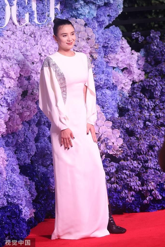 Nữ ca sĩ Tiểu Tống Giai gặp lỗi trang phục khi phối váy trắng thanh lịch với boot đen thấp cổ.