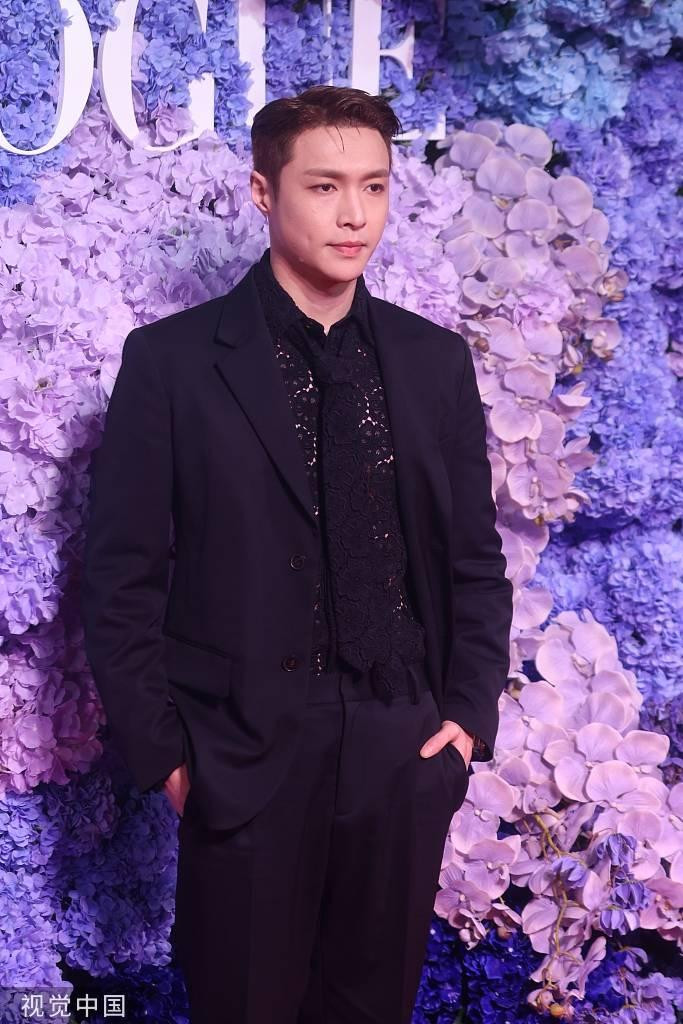 So với dàn người đẹp, các sao nam tại sự kiện có phần lép vế. Trương Nghệ Hưng mặc sơ mi và cà vạt ren hoa không sợ bị &quot;ẻo lả&quot; nhờ phối cùng bộ suit đen.