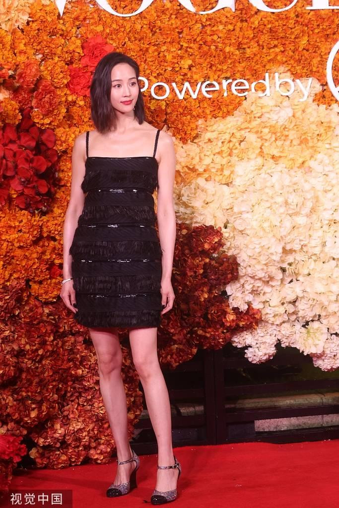 Chiếc váy tầng tua rua &quot;nuốt&quot; vòng hai của Trương Quân Ninh.