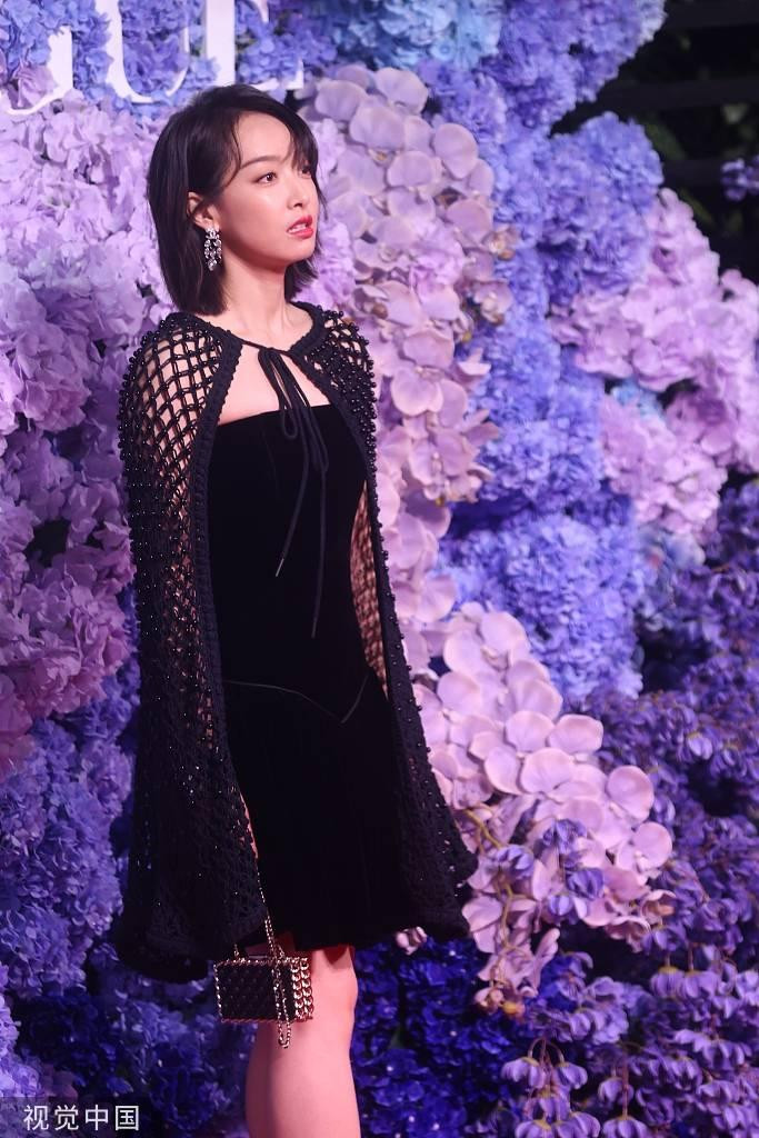 Tống Thiến (Victoria) để tóc ngắn trẻ trung. Tuy nhiên, nhiều dân mạng thắc mắc về lý do người đẹp 8x mặc áo choàng lưới bên ngoài váy quây ngắn vì trông rườm rà, &quot;lạc quẻ&quot;.