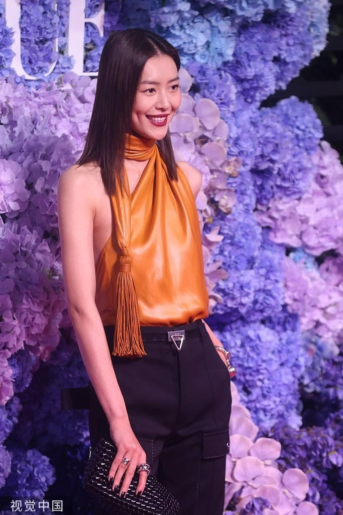 Siêu mẫu Victoria&apos;s Secret Lưu Văn ghi điểm với set đồ đơn giản mà cá tính cùng thần thái rạng ngời.