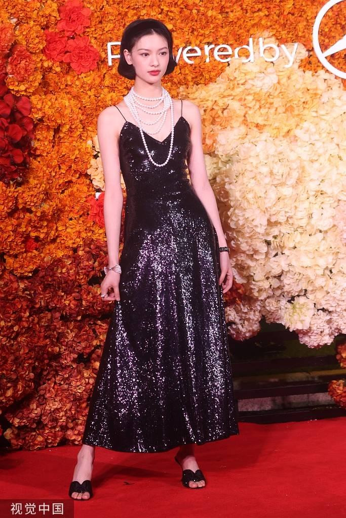 Nữ diễn viên sinh năm 1999 Khâu Thiên theo phong cách cổ điển, nữ tính.