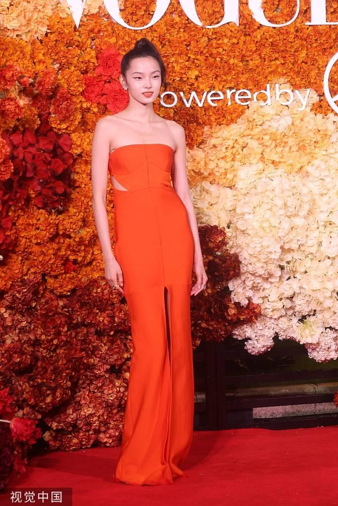 &quot;Chân dài&quot; Thư Hiểu Văn diện đầm quây màu cam nhẹ nhàng, thanh lịch.