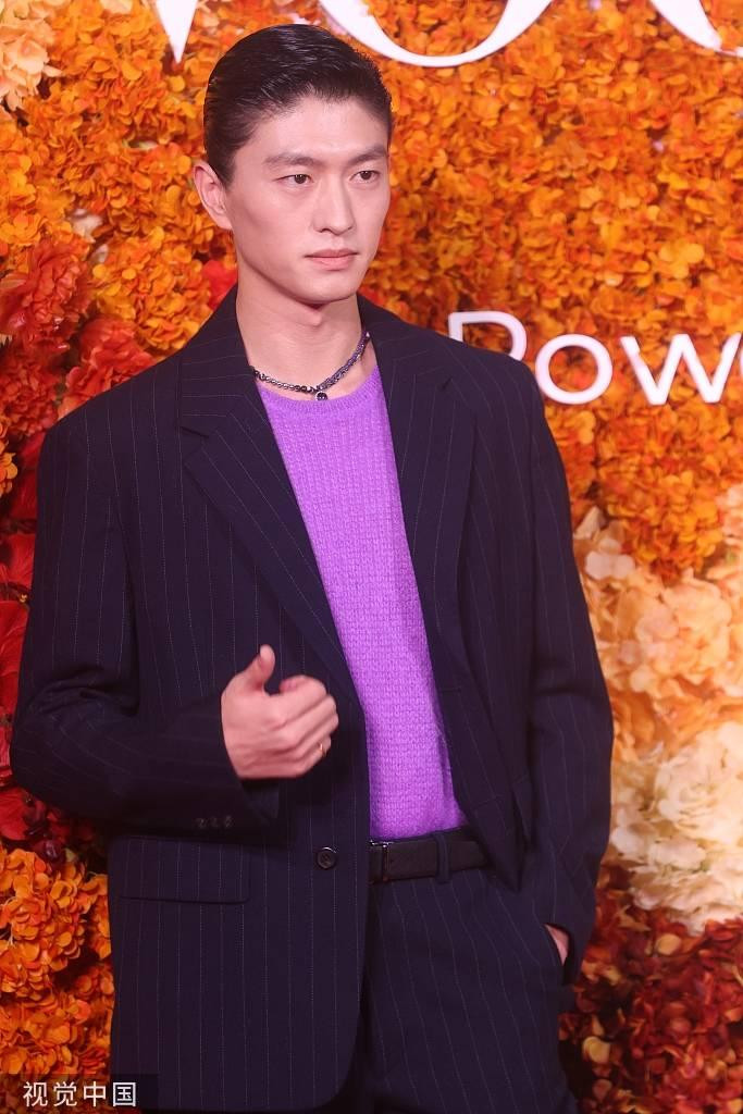 Mẫu nam Kim Đại Xuyên thể hiện phong cách thời trang độc đáo khi kết hợp áo sweater len với vest kẻ sọc.