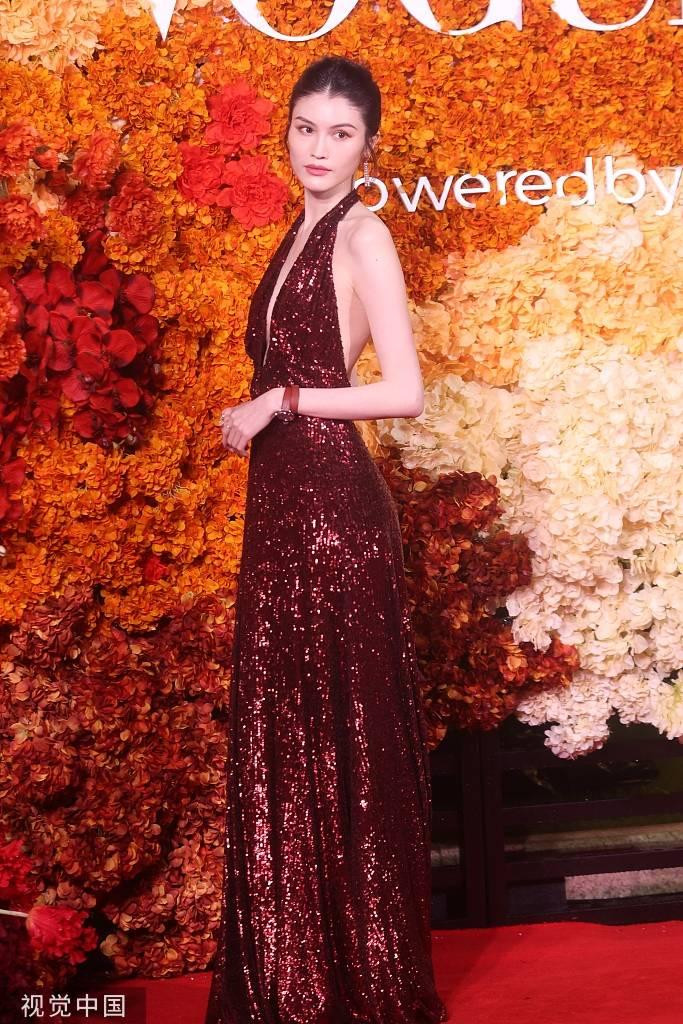 Siêu mẫu nội y Hà Tuệ diện jumpsuit dáng váy màu đỏ lấp lánh lộ vai và lưng trần quyến rũ.