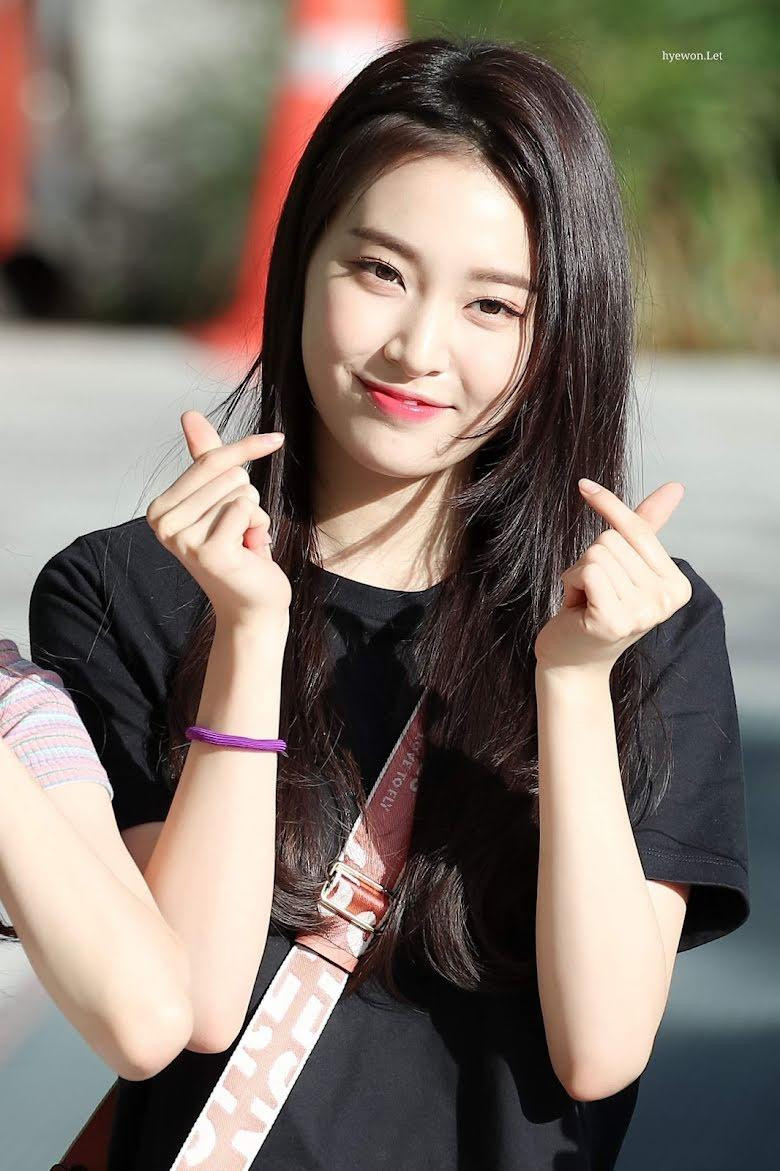 10. Zoa: Em út của nhóm Weeekly sinh năm 2005, cao 1m70.