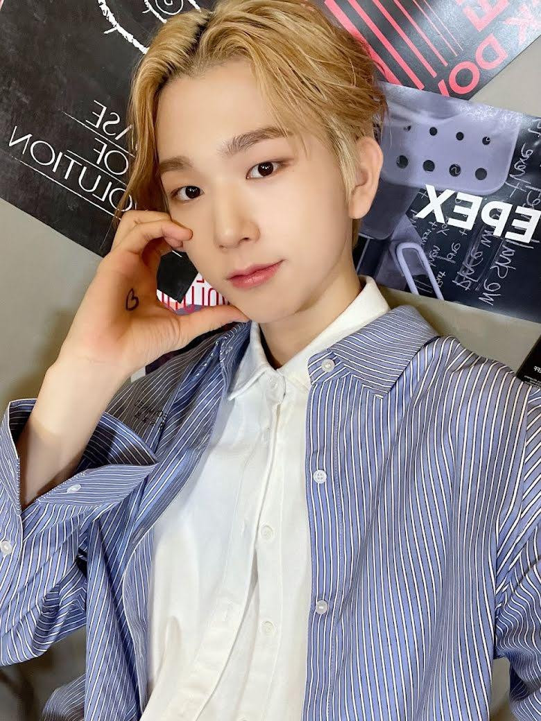 2. Baek Seung: Vị trí thứ hai bảng xếp hạng chiều cao thuộc về rapper của EPEX. Mới 17 tuổi, Baek Seung đã cao đến 1m86. Nhóm nhạc của C9 Entertainment còn giữ kỷ lục nhiều thành viên sở hữu chiều cao ấn tượng nhất.