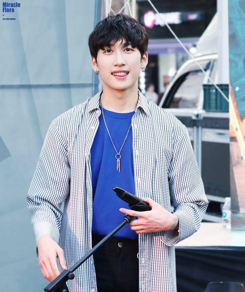 10. Hamin: Chốt bảng nam thần tượng cao nhất là giọng ca chính của ENOI với 1m83. Anh sinh năm 1997.