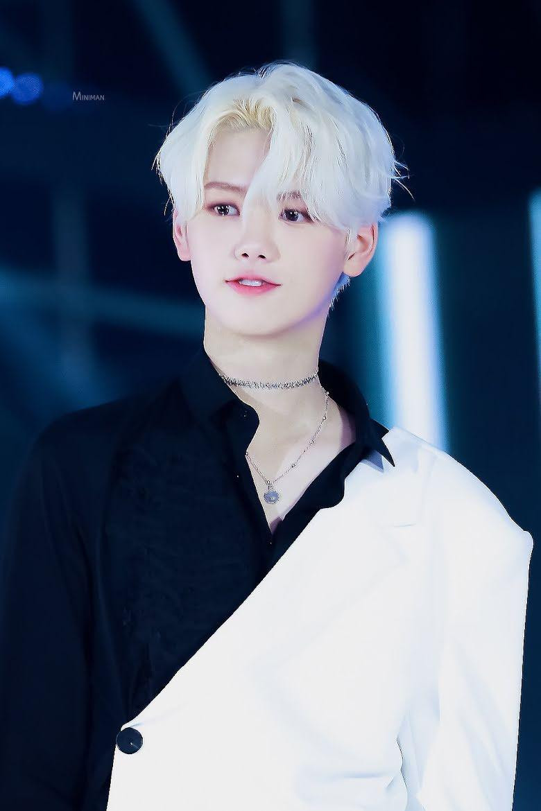 3. Minhee: Đảm nhận phần hình ảnh của nhóm Cravity, giọng ca sinh năm 2002 không chỉ đẹp trai mà còn sở hữu chiều cao &quot;khủng&quot;, 1m85.