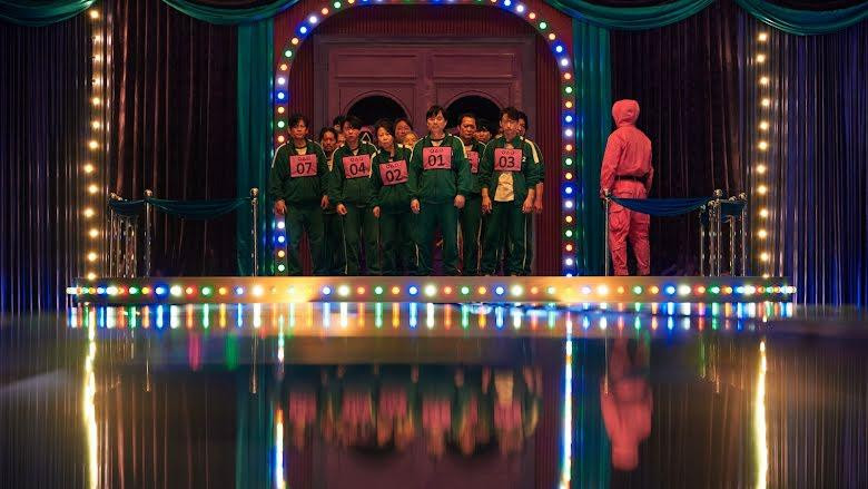 Trò chơi đi qua cầu kính ngoài đời thực được thiết lập trên mặt đất bằng phẳng để đảm bảo an toàn.