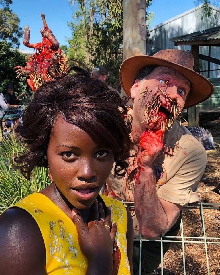 Lupita Nyong&apos;o chia sẻ ảnh hậu trường chụp cùng một zombie trên trường quay &quot;Little Monsters&quot; ở Úc.