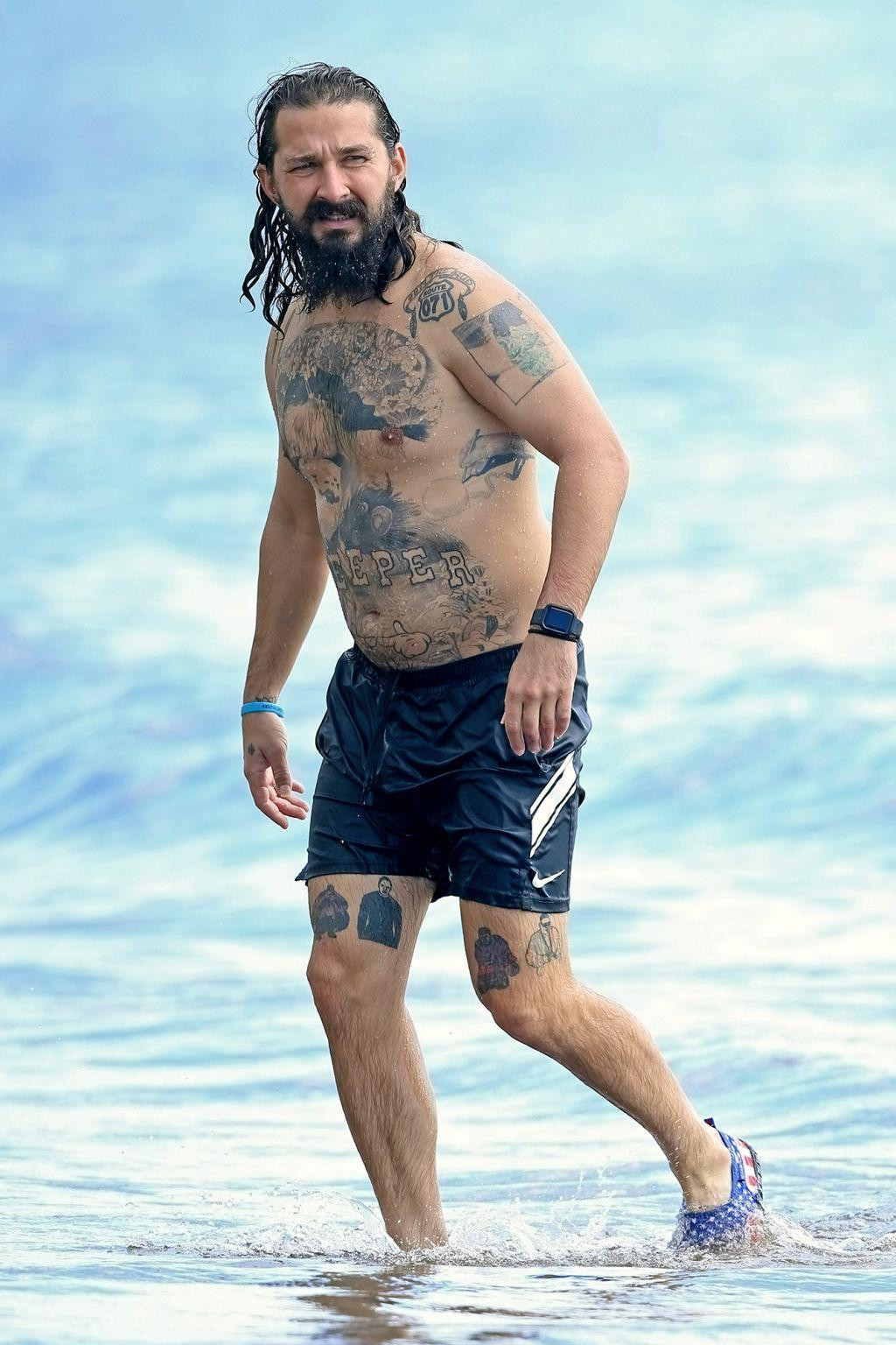 Shia LaBeouf để lộ cơ thể kín hình xăm trong chuyến du lịch đến Hawaii.