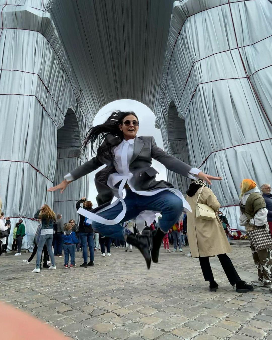 Demi Moore đầy năng lượng ở tuổi 59 trong chuyến thăm Khải Hoàn Môn ở Paris, Pháp.