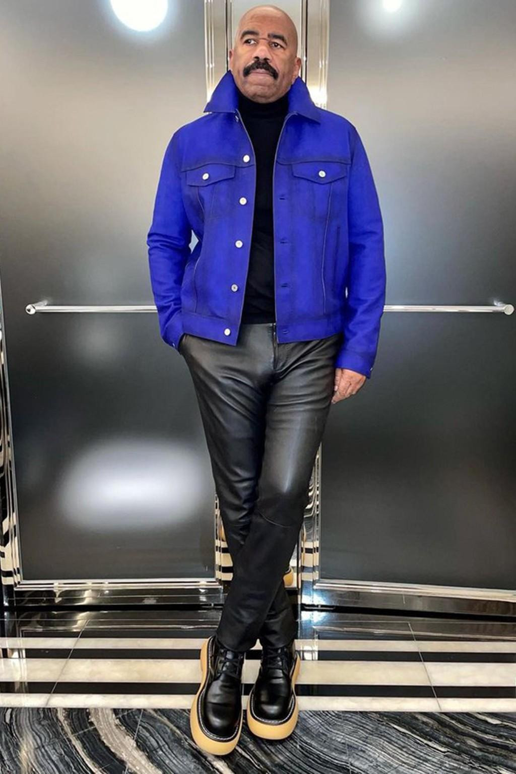 Nam MC/danh hài Steve Harvey gây bất ngờ với phong cách &quot;cưa sừng làm nghé&quot;.