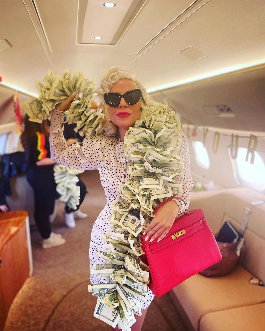 Lady Gaga đúng chuẩn quý cô lắm tiền với khăn choàng kết từ những tờ 100 USD giả.