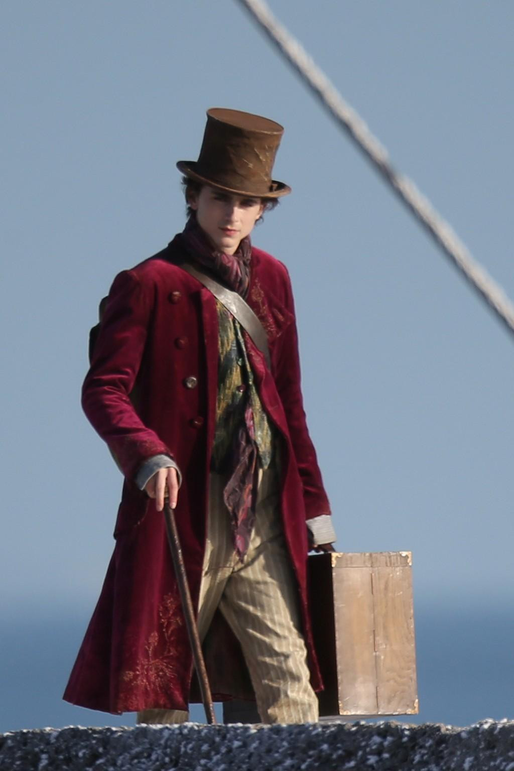 Timothée Chalamet hóa thân thành nhân vật ông chủ nhà máy sô cô la Willy Wonka trên phim trường &quot;Wonka&quot;.