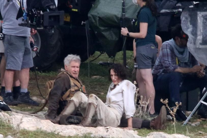 Tài tử 79 tuổi Harrison Ford nghỉ ngơi sau cảnh hành động kịch tính với Phoebe Waller-Bridge trên phim trường &quot;Indiana Jones 5&quot; ở Sicily (Ý).